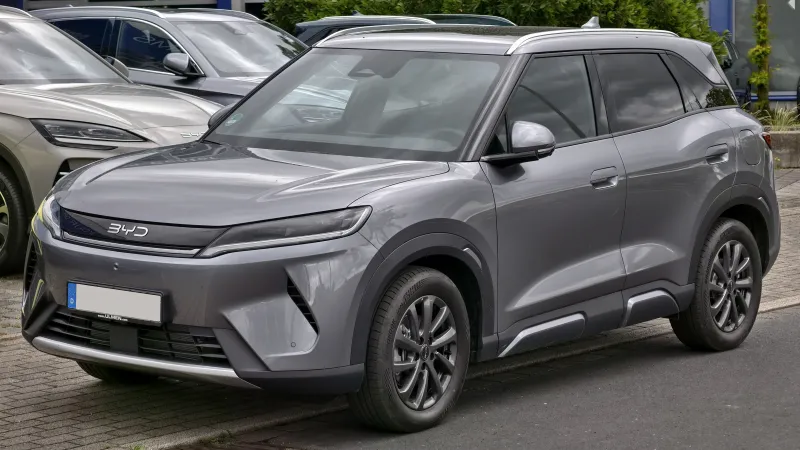BYD Atto 2 DM-i híbrido enchufable, en gris, visto de tres cuartos delantero