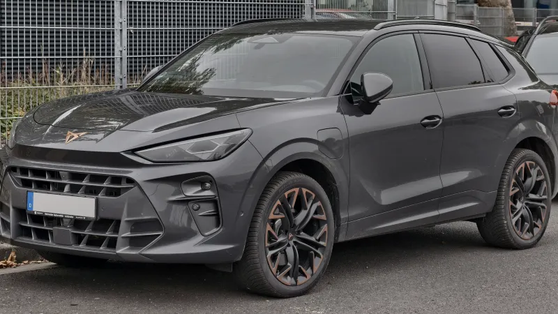 Cupra Terramar 1.5 e-Hybrid gris oscuro aparcado, visto de tres cuartos delantero