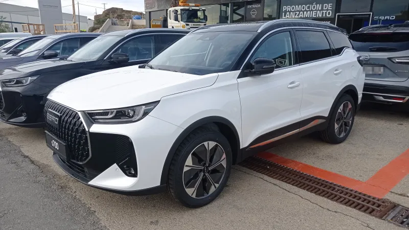 Ebro s700 blanco con el techo negro, aparcado, visto de tres cuartos delantero