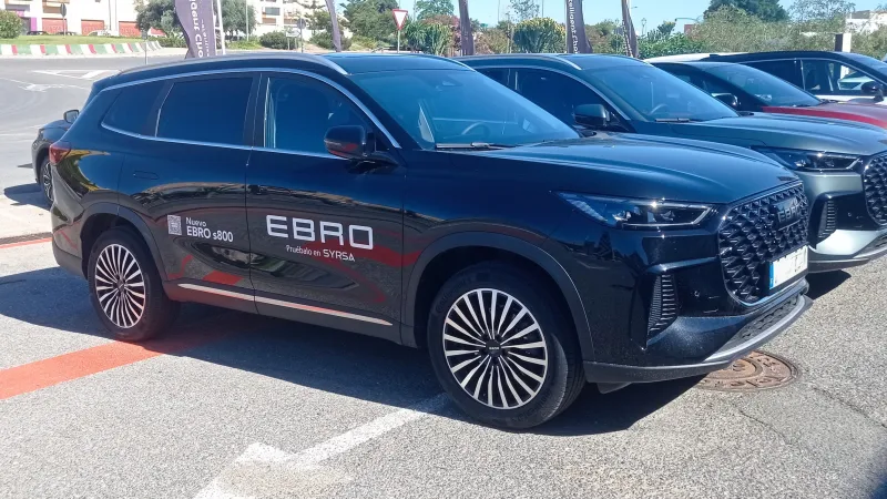 Ebro s800 negro aparcado, visto de tres cuartos delantero