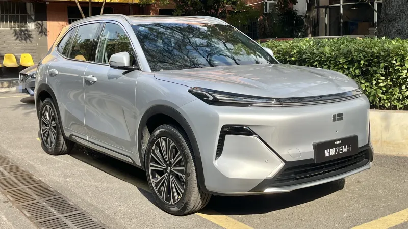 Geely Galaxy Starship 7 EM-i, el Starray EM-i del mercado chino, plateado y aparcado en la calle, visto de tres cuartos delantero