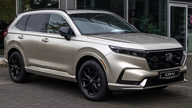 Honda CR-V e:PHEV Advance Tech de sexta generación, beis, visto de tres cuartos delantero