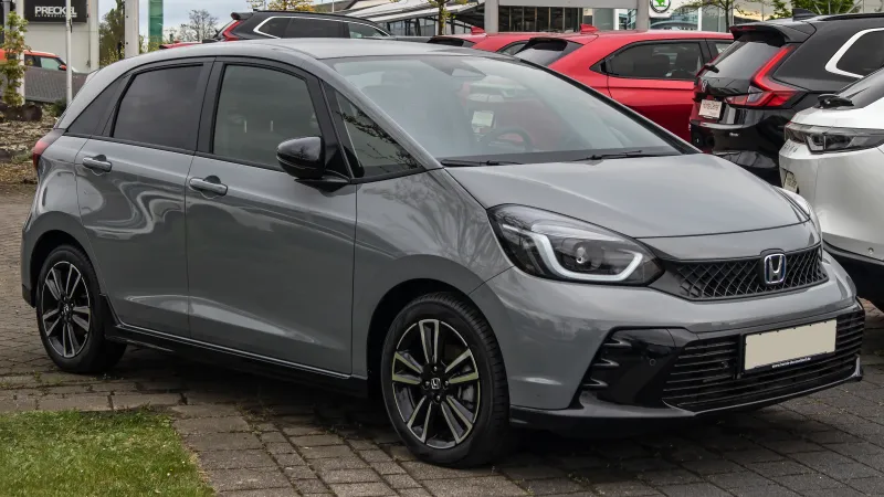 Honda Jazz e:HEV renovado, gris, visto de tres cuartos delantero
