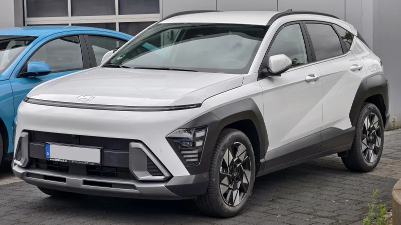 Hyundai Kona 1.6 GDI Hybrid de segunda generación, blanco, aparcado y visto de tres cuartos delantero