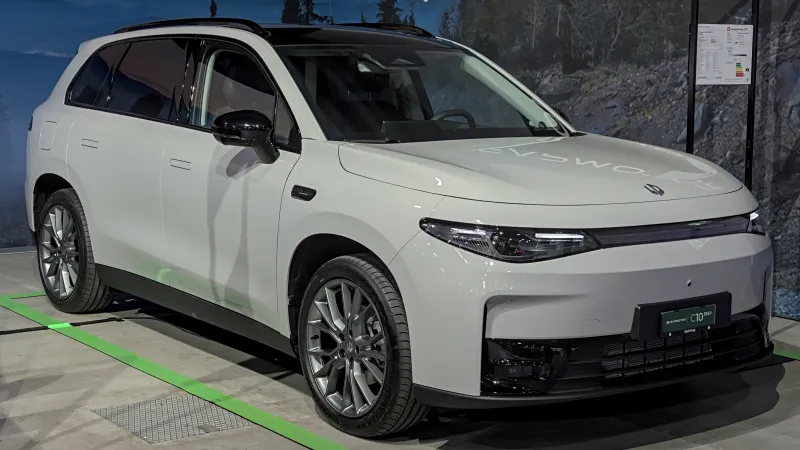 Leapmotor C10 REEV gris claro expuesto en el salón Auto Zürich 2025, visto de tres cuartos delantero
