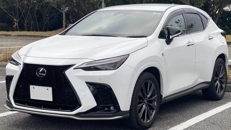 Lexus NX 350h F SPORT blanco, visto de tres cuartos delantero en un aparcamiento