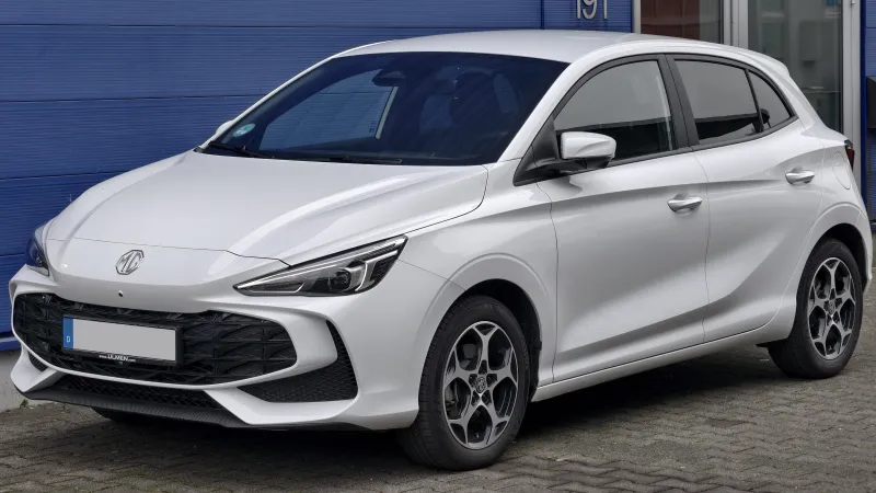 MG3 Hybrid+ Luxury en blanco, aparcado y visto de tres cuartos delantero