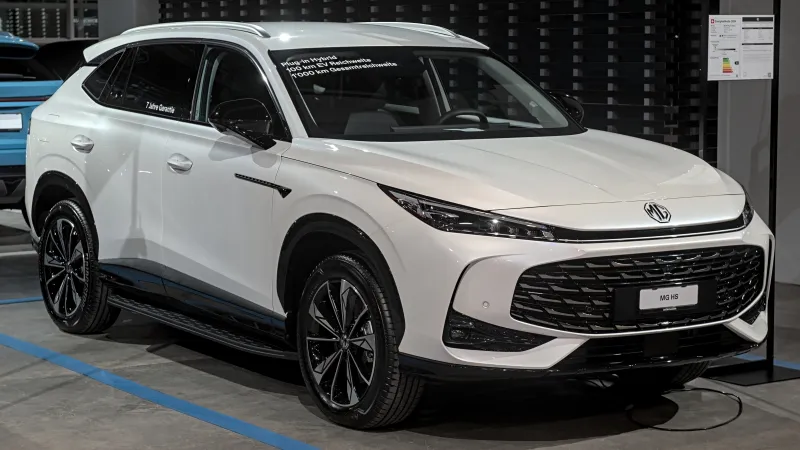 MG HS PHEV de segunda generación, en blanco, visto de tres cuartos delantero en el Salón de Zúrich de 2024