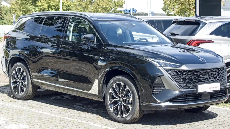 MG S9 PHEV en negro, en el aparcamiento de un concesionario, visto de tres cuartos delantero