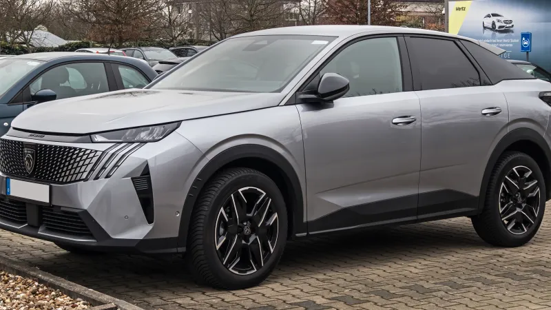 Peugeot 3008 Hybrid de la generación actual, gris plata, aparcado y visto de tres cuartos delantero