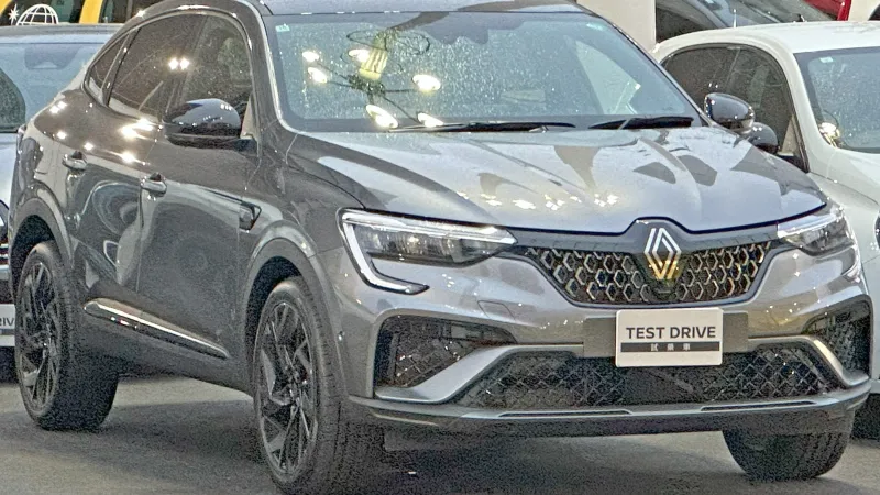 Renault Arkana E-Tech full hybrid esprit Alpine, gris, en un concesionario, visto de tres cuartos delantero