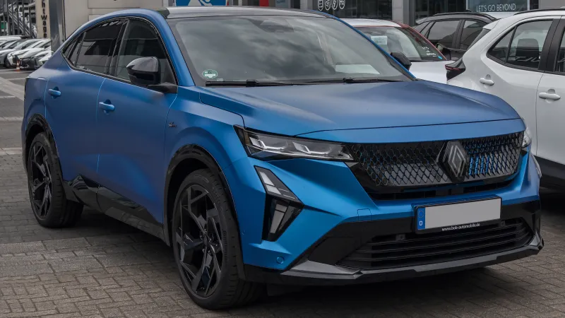 Renault Rafale E-Tech 4x4 enchufable atelier Alpine, azul satinado, aparcado y visto de tres cuartos delantero