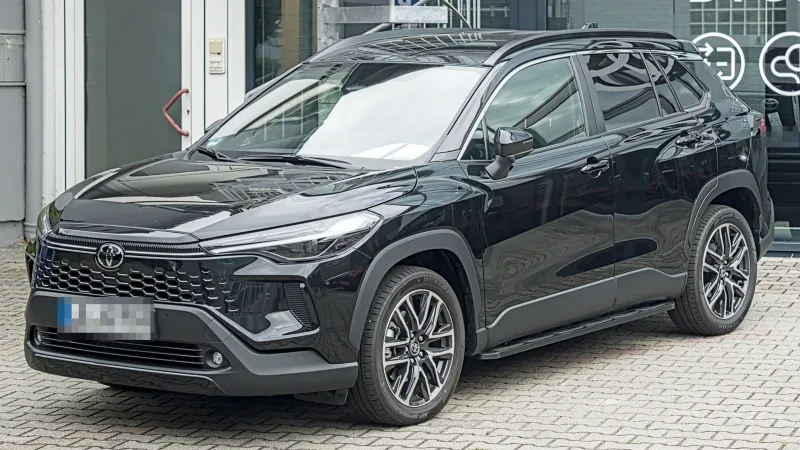 Toyota Corolla Cross híbrido renovado, en negro, visto de tres cuartos delantero